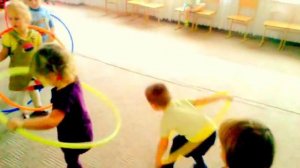 Учимся крутить обруч в яслях. Дети до двух лет.