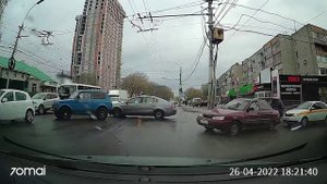 Вот так в Рязани пробки объезжают, через 2 сплошные по встречке)