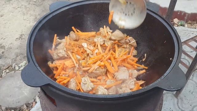 Готовим плов в казане на костре