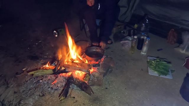 骑行流浪去青岛，被大雨困在废弃公园，买不到吃的，只好生火做饭