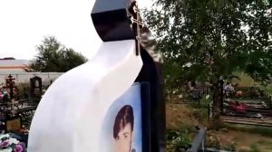 Красивый памятник из стекла в граните и мраморе на кладбище сыну