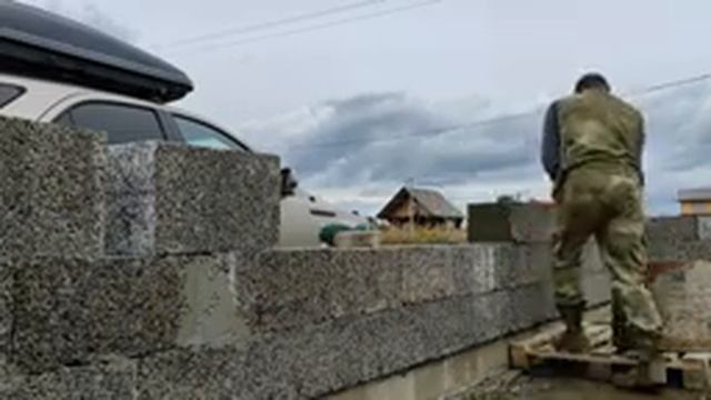 Поднимаю стены из арболитовых блоков на клею. Геометрия блоков... смотреть онлайн