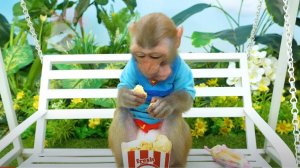 Monkey Baby Bon Bon bought milk bottle jelly at the supermarket and goes swimming with duc