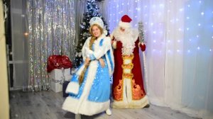 Дедушка мороз и снегурочка танцуют макарену