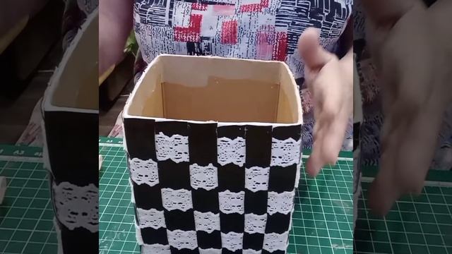 Идея переделки картонной коробки в коробку для хранения.