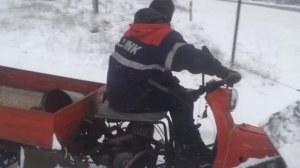 Мотороллер Муравей чистит снег как трактор