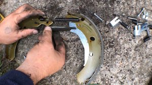 Замена задних колодок VW POLO