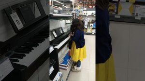 Игра на пианино в магазине. Piano playing in the store