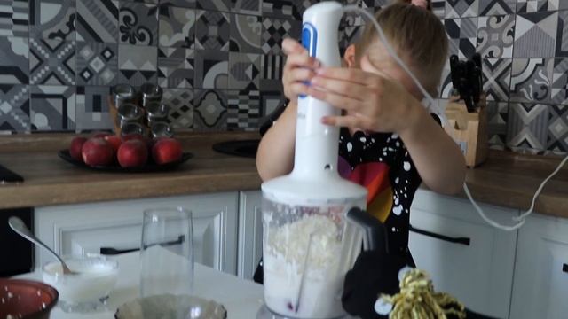 Катя готовит творожный торт с клубникой без выпечки Домик из печенья (рецепт и приготовление)