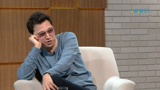 #URKER Айдос Сагат - "мы люди Мира, и нам уже все равно на каком языке петь" смотреть онлайн