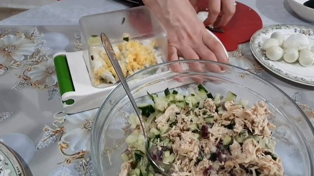 Шесть салатов на скорую руку / готовила дочка / салат на новый год смотреть онлайн