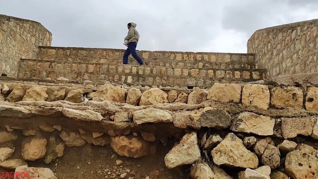 رفتن اکبر سبیل با کمک همسرش به دنبال پسر گم شداش به اسم سجاد смотреть онлайн