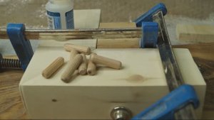 Угловое соединение через шканты