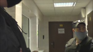 Борзые менты запрещают снимать. Гоняются за блогерами по всему городу. Не дают купить воды.