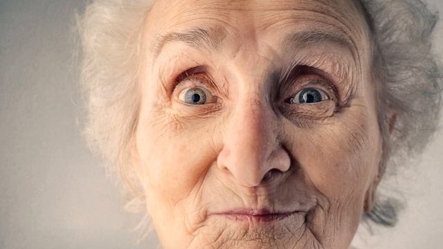 Супруга вознаградила мужа за труды бутылочкой, и сидя у калитки на лавочке он наслаждался жизнью смотреть онлайн