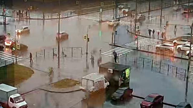 Дорожный знак чуть было не прилетел в автомобиль. смотреть онлайн