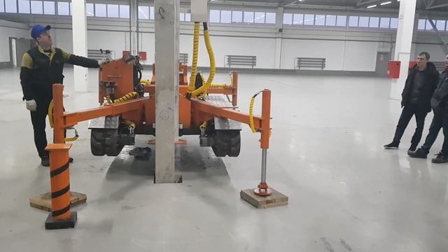 Сваебойная установка забивает составную сваю 13.5м