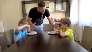 Папа остался ОДИН ДОМА С ДЕТЬМИ Что придумали Лев и Глеб когда Мама уехала Скетчи Super Lev