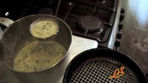 Как вкусно приготовить блинчики с твердым сыром.