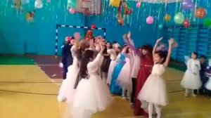 Танец Топ-Топ по паркету! Танцуют мои одноклассники и я! Поставь лайк подпишись!!