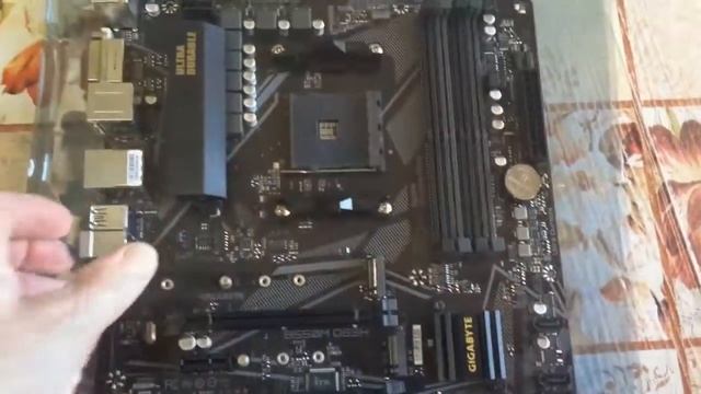 топовая бюджетная материнка от GIGABYTE B550M-DS3H смотреть онлайн