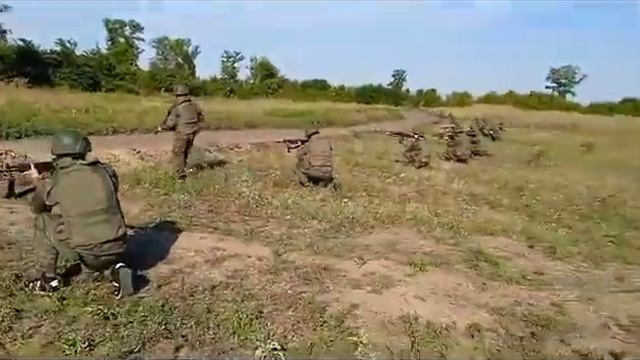 До ночало контакта с противником нужно иметь хорошую военную подготовку и Искра взялся за дело💪 смотреть онлайн