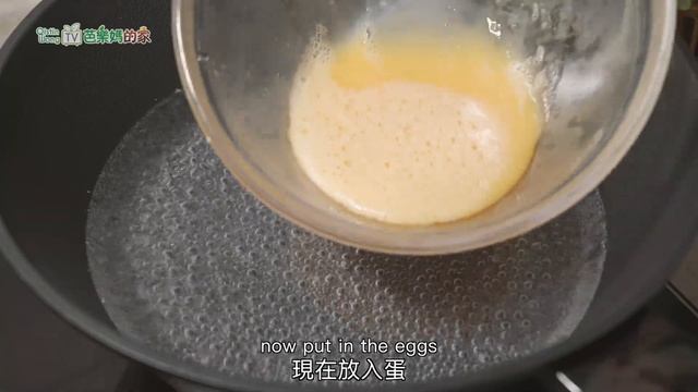 別再用油炒雞蛋，把雞蛋倒入熱水中，瞬間變成美食，比肉還香！素食料理