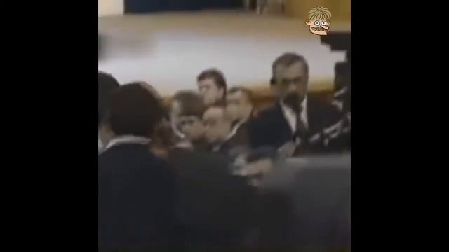 Копия видео "МЕДВЕДЕВ ЗАТЫКАЕТ РОТ ГРАЖДАНАМ РОССИИ" смотреть онлайн