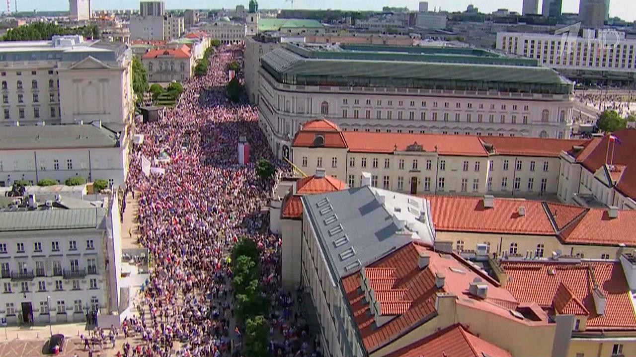 В Польше полмиллиона человек вышли на митинг, организованный оппозицией
