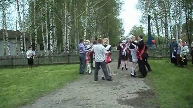 Танец на последнем звонке от выпускников=) смотреть онлайн