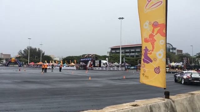 Nissan Skyline R33 GTR vs Nissan 350z Drifting смотреть онлайн