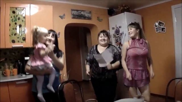 приколы с детьми(.песня для подруги)малышка подпевает!!!.поднимите себе настроение.