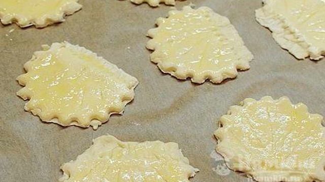 Открытые булочки из слоеного теста с оригинальной начинкой