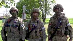 Российские бойцы поздравляют ветеранов с Днём Победы!