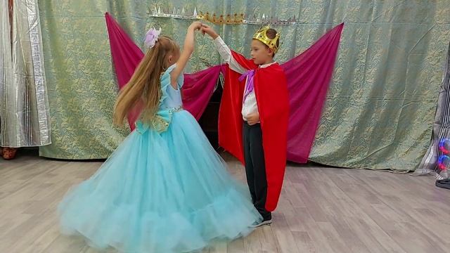 Танец принца и Золушки смотреть онлайн