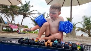 Монстертраки купаются в бассейне/Машинки в бассейне