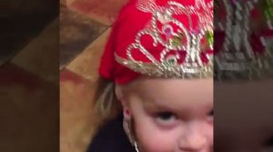 Лиза Галкина с короной на голове сказала папе, что она королева