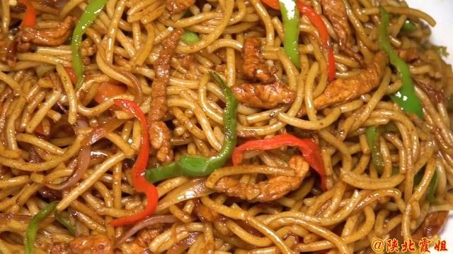 【陕北霞姐】陕北特色面食“炒饸饹”，配上猪肉和辣子，一次吃两盘，猛香了！