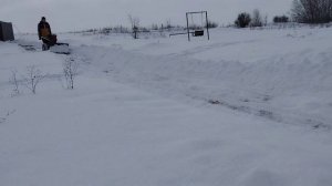 самодельный мотоблок на базе кпп урал. пробиваем тропинку отвалом.