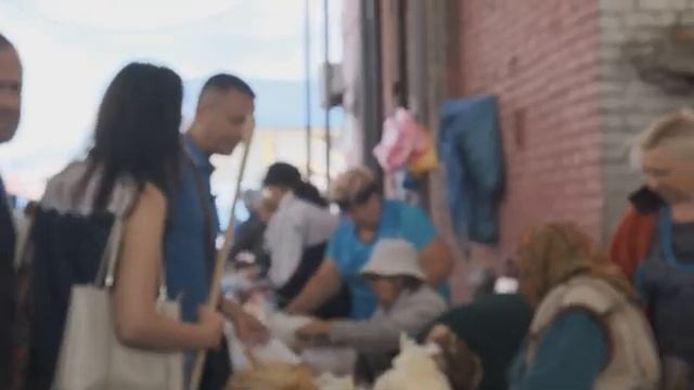 СОЦИАЛЬНЫЙ РОЛИК | ПОКУПАЕМ ВСЕ У БАБУШЕК НА РЫНКЕ! смотреть онлайн