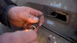 Замена лампочки подсветки номера fiat doblo 223 кузов 2005 год выпуска.