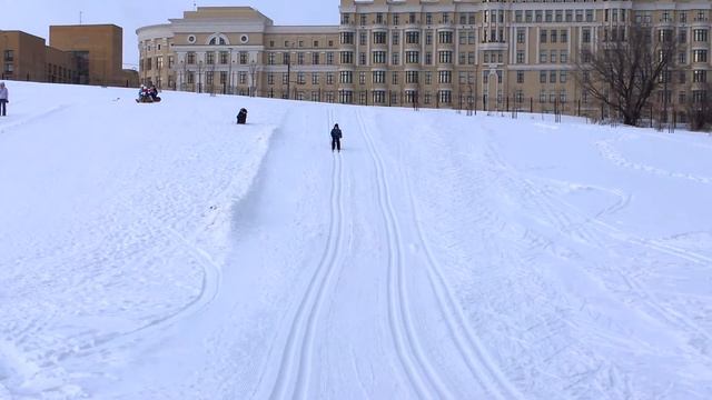 Макс на лыжах катается с горки первый раз смотреть онлайн