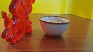 Желейная собака Локи играет в прятки с конфетами.  Камилла красит для него хлопья.