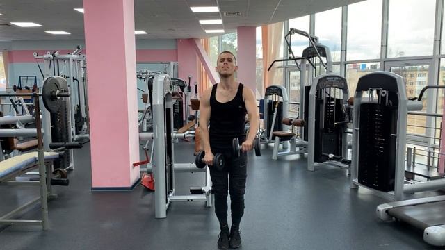 Махи гантелями перед собой поочередно