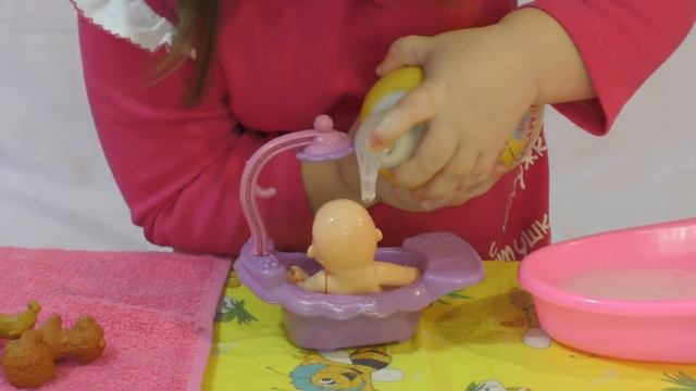 Моем Игрушки, Собачки куклы Штефи, медведь, куклы Эви и пупсики купаются смотреть онлайн