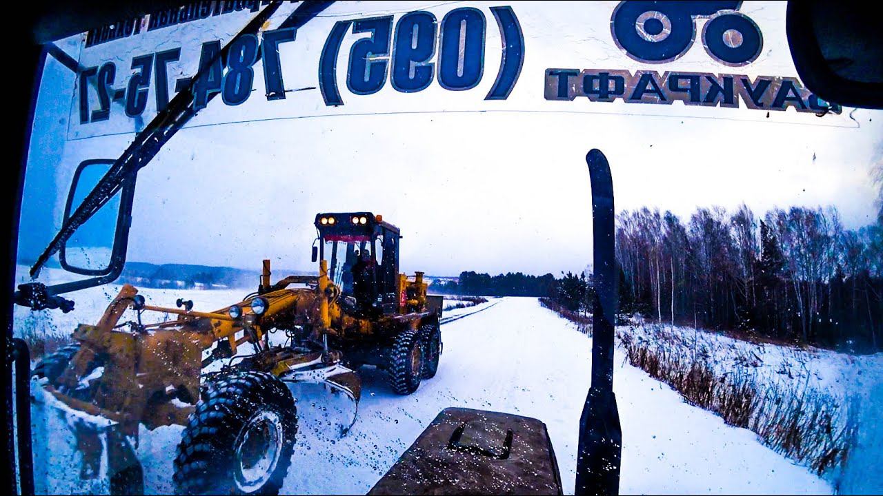 Тяжелый грейдер и МТЗ-82 нам в помощь. Как в деревне чистят снег. Помогает "тяжелая артиллерия". смотреть онлайн