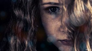 Они смеялись над ней, которая донашивала соседские вещи, а спустя годы приходили в ее банк…