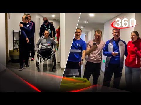 Паралимпийцы поют гимн и снимают наклейки со слова "Россия"