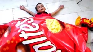 Веселые Детки и забавный случай с конфетами! Видео для всей семьи