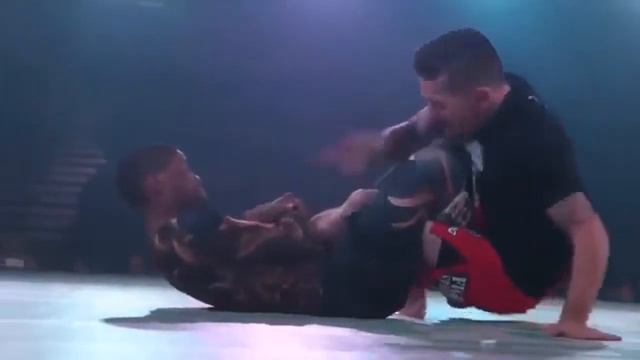 Самый зрелищный выход на болевой ММА смотреть онлайн